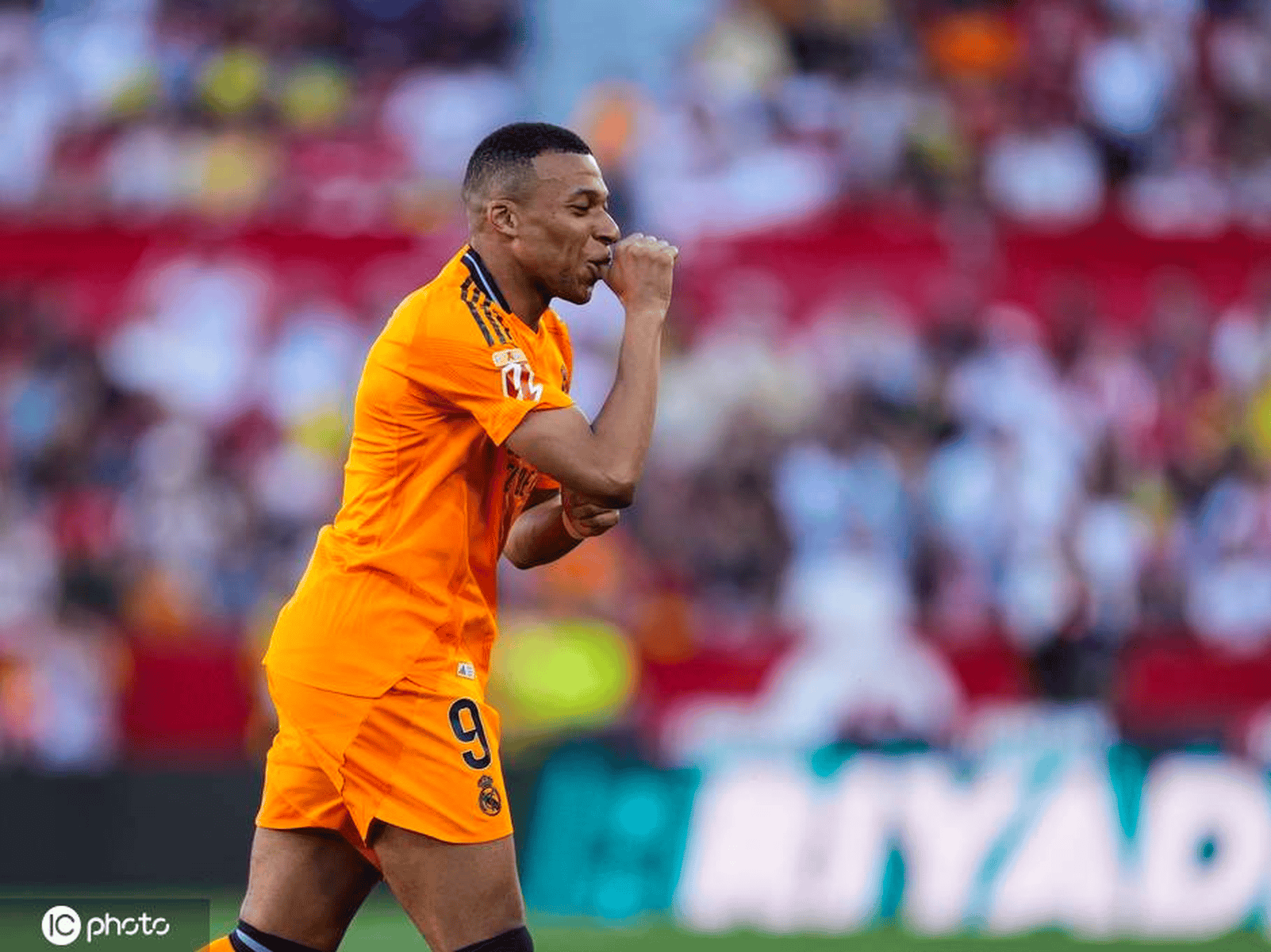 ayx爱游戏官网-姆巴佩在塞尔维亚队比赛中刷新纪录，夺冠引发热议！(姆巴佩赛事数据)