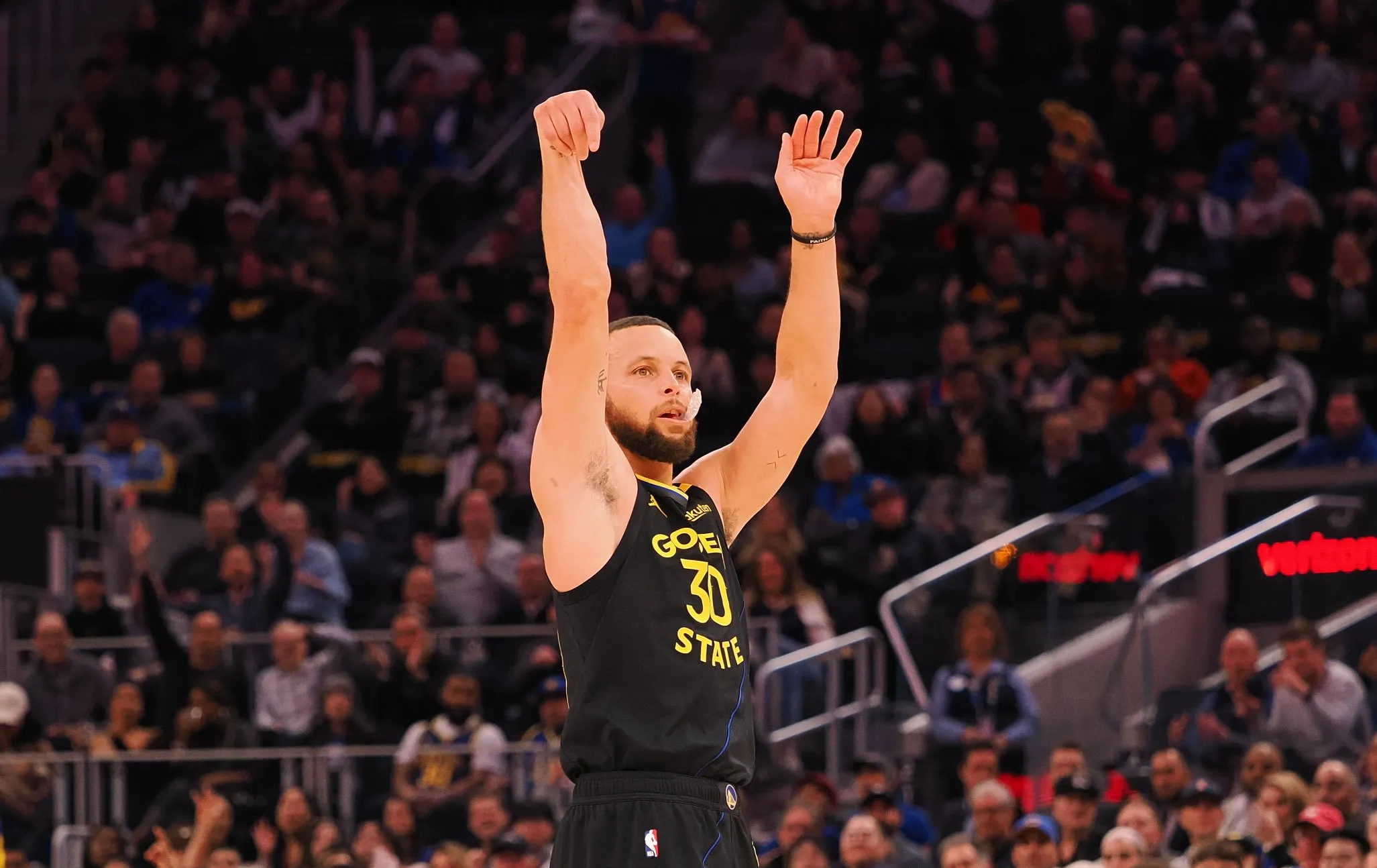 ayx爱游戏在线入口-库里重返赛场，比赛规则变更首场状态出色，热火观众沸腾！(库里复出全场回放)