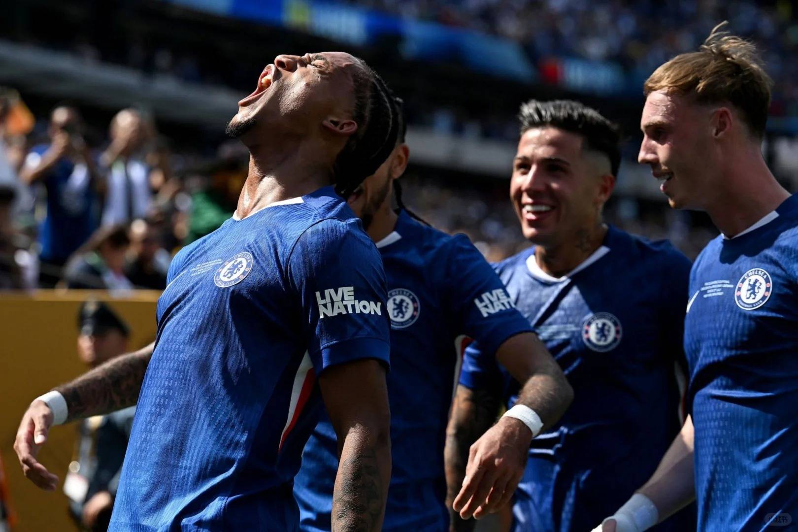 ayx爱游戏在线入口-包含里尔训练开放日，加时末段远射贴柱引欢呼，英超在即，阵容厚度经受考验的词条